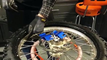 Tyre bead buddy holder tool